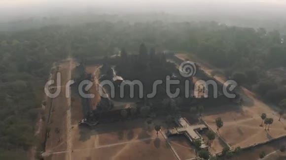 柬埔寨吴哥窟寺日出雾无人机飞行视频的预览图