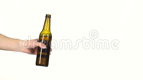 两个啤酒瓶叮当作响一个是泡沫白色背景视频的预览图