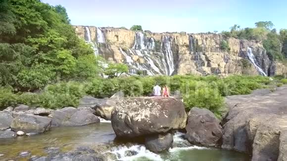 游客夫妇坐在观岩瀑布上视频的预览图