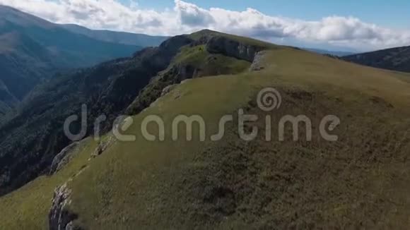 高加索山脉的岩石悬崖视频的预览图