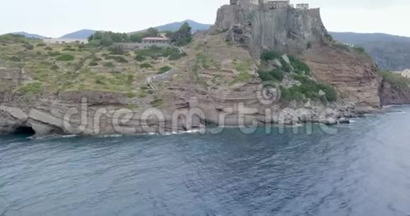 卡普里亚岛小塔空中景观视频的预览图