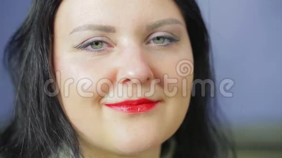 一个笑容可掬涂着鲜红口红的女人的脸视频的预览图