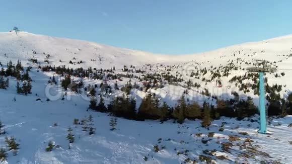 大规模的滑雪电梯在雪山上的早晨太阳在雪地上反射4K视频的预览图
