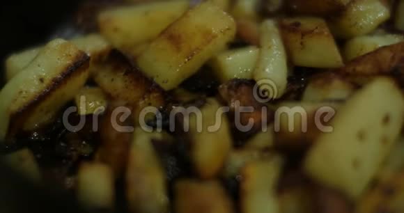 在煎锅上煎土豆视频的预览图