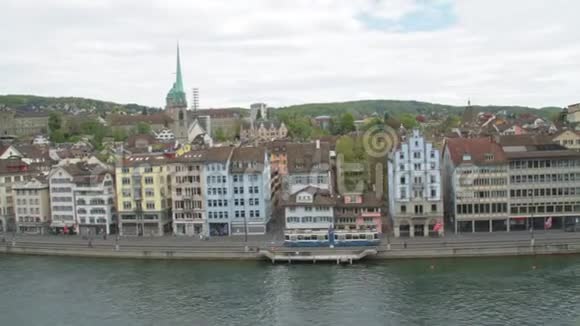 河边欧洲城市的美丽景色视频的预览图
