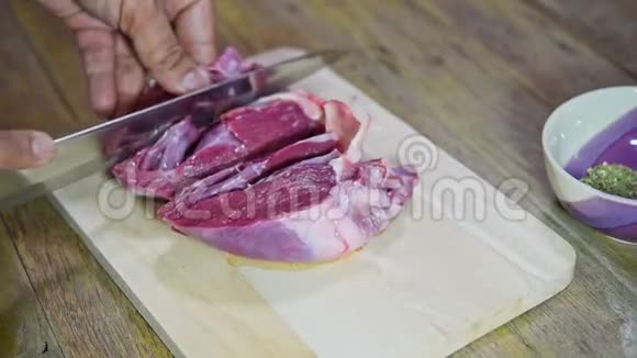 厨师烹饪新鲜猪心餐厅厨房视频的预览图
