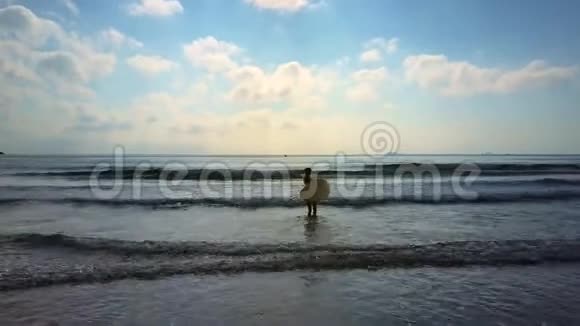 剪影女孩出海冲浪视频的预览图