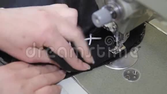 在缝纫机上缝纫视频的预览图