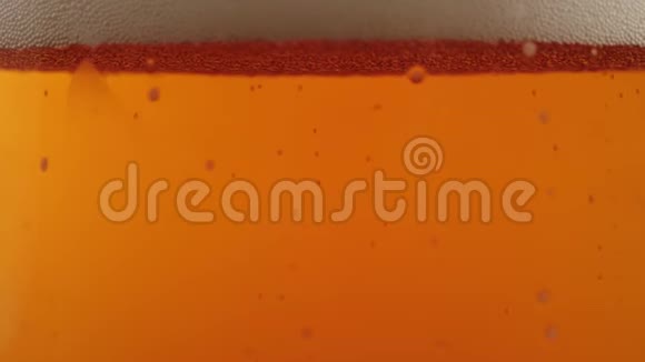 新鲜啤酒啤酒杯中的美味工艺啤酒放入黑色背景的木桌中带水滴的冷鲜啤酒视频的预览图