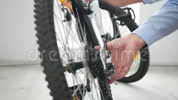 维修专家检查自行车良好功能轮胎和速度机制视频的预览图