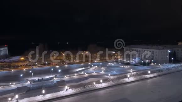 冬季夜晚的城市景观时间流逝汽车在道路上行驶视频的预览图