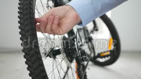 手动开启自行车轮胎阀门进行压力检查视频的预览图