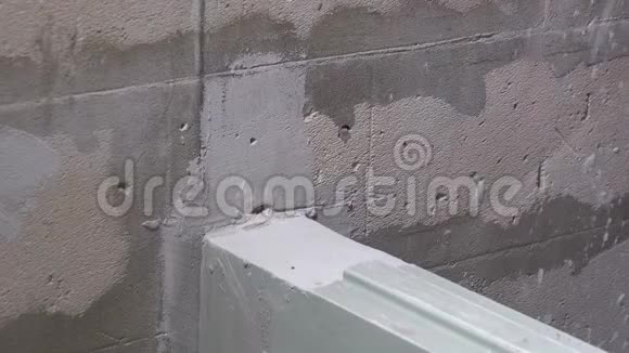 工人用螺丝刀把一个角钉在墙上视频的预览图