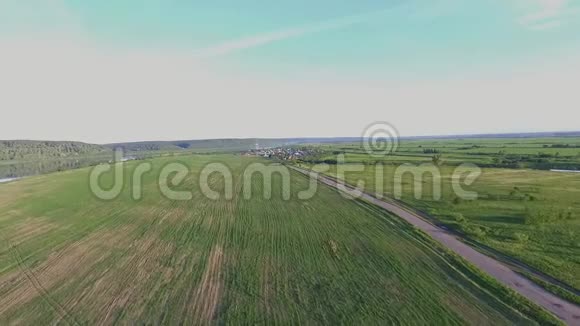 日落时分的俄罗斯村庄视频的预览图