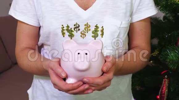 女人保持粉红色储蓄罐的美元标志概念视频的预览图