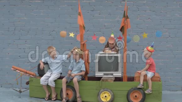穿着彩色衣服的兄弟和女孩快乐地庆祝海盗船上最小男孩的生日视频的预览图
