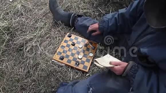 根据自然界的计划玩跳棋的老手特写牧羊人在工作视频的预览图