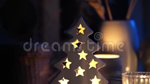圣诞夜的家庭装饰点燃蜡烛视频的预览图