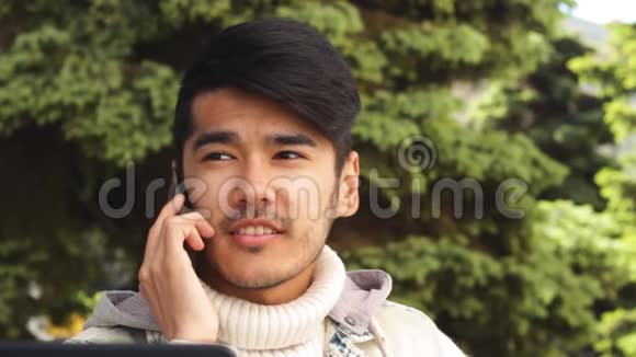 亚洲男人通过电话交谈视频的预览图