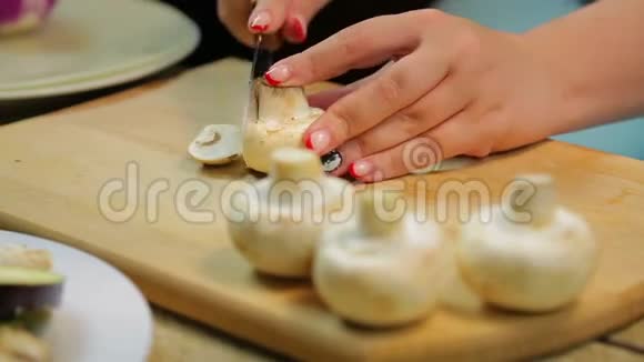一个女人用一把刀在木板上把香瓜蘑菇切成薄片时光飞逝视频的预览图