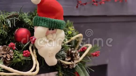 挂在壁炉上的冷杉树枝上有圣诞老人的身影视频的预览图