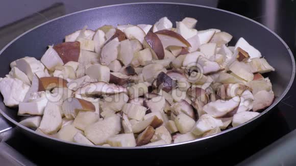 煎锅上的蘑菇视频的预览图