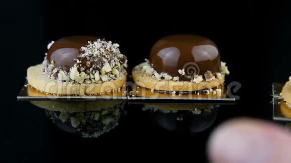 甜点手放在罗弗林迷你摩丝糕点甜点覆盖巧克力釉视频的预览图