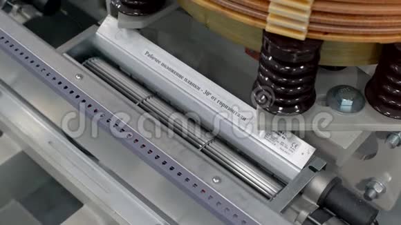 制造工厂的高压变压器电力变压器文本翻译视频的预览图