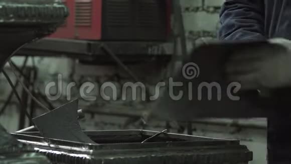 铁匠测量产品的长度视频的预览图