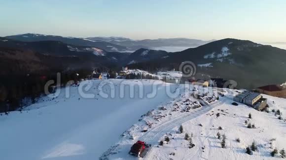 空中拍摄雪山上的小村庄4k美景视频的预览图