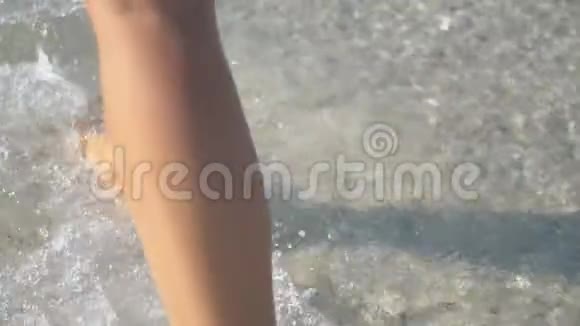 女腿在海上行走视频的预览图