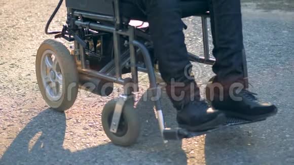 把残疾人的腿关在轮椅上视频的预览图