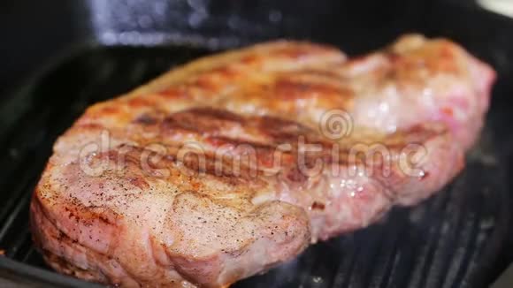 在烤盘上准备的一大块新鲜猪肉视频的预览图