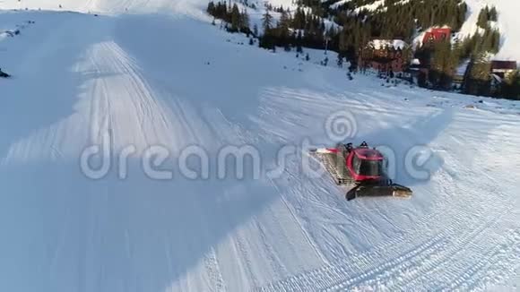 神奇的雪清洁机骑在山村空中拍摄4k视频的预览图