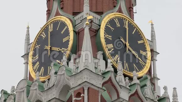 莫斯科斯帕斯卡亚塔克里姆林宫时钟的详细视图视频的预览图