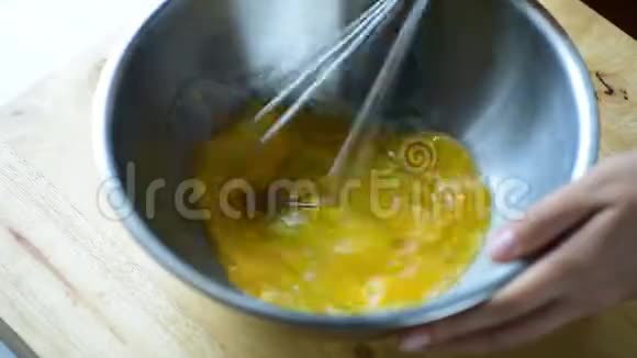 在碗里打鸡蛋准备做饭视频的预览图