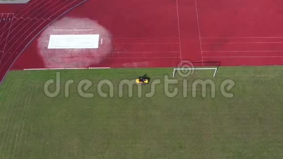 草坪割草机割草球场足球草地鸟瞰视频的预览图