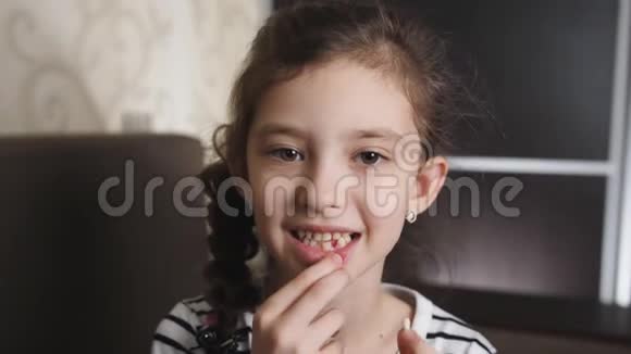 小女孩的肖像露出掉下来的婴儿牙齿视频的预览图