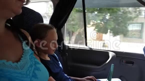 少女在车上用手机显示胜利标志并拍照视频的预览图