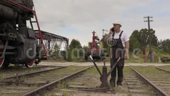 十字路口的铁路工人视频的预览图