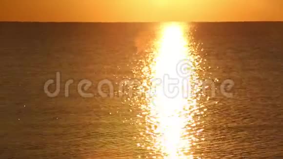 平静的海面上日出太阳从海面上升起一道美丽的光线反射在海面上视频的预览图