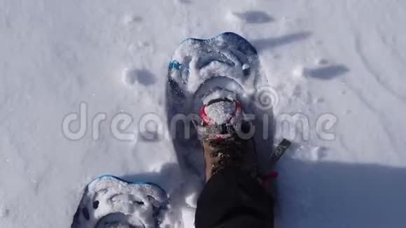 希克尔的观点在有新鲜雪的山路上缓慢移动的雪鞋视频的预览图
