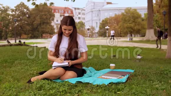 有魅力的女人在户外做作业视频的预览图