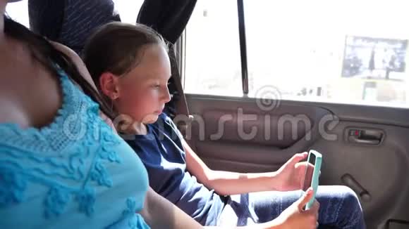 少女在开车旅行时用手机拍摄自己视频的预览图