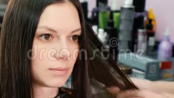 理发师敷护肤霜护理长发女性特写客户脸视频的预览图