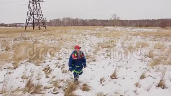 电工在电站上雪场视频的预览图