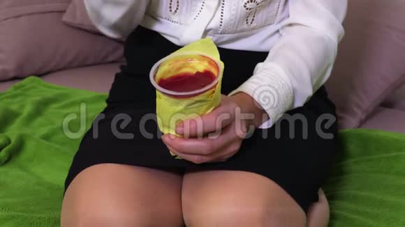女人坐在沙发上吃酸奶视频的预览图