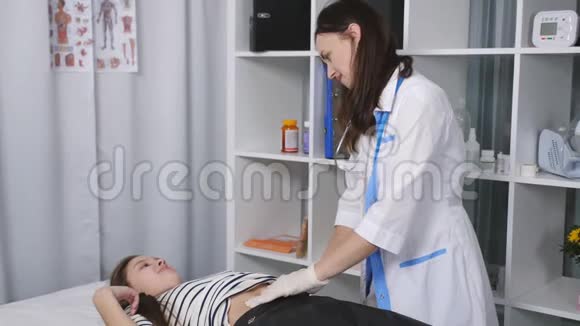 女医生在诊所做少女按摩视频的预览图