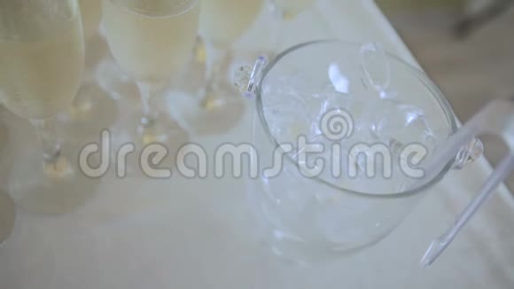 桌子上放了许多杯香槟视频的预览图