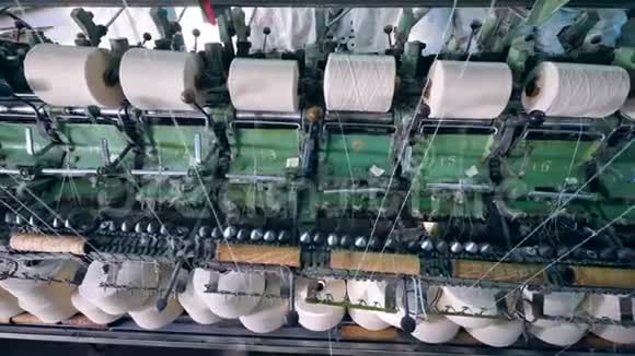 纺织厂设备将线轴粘在筒管上视频的预览图